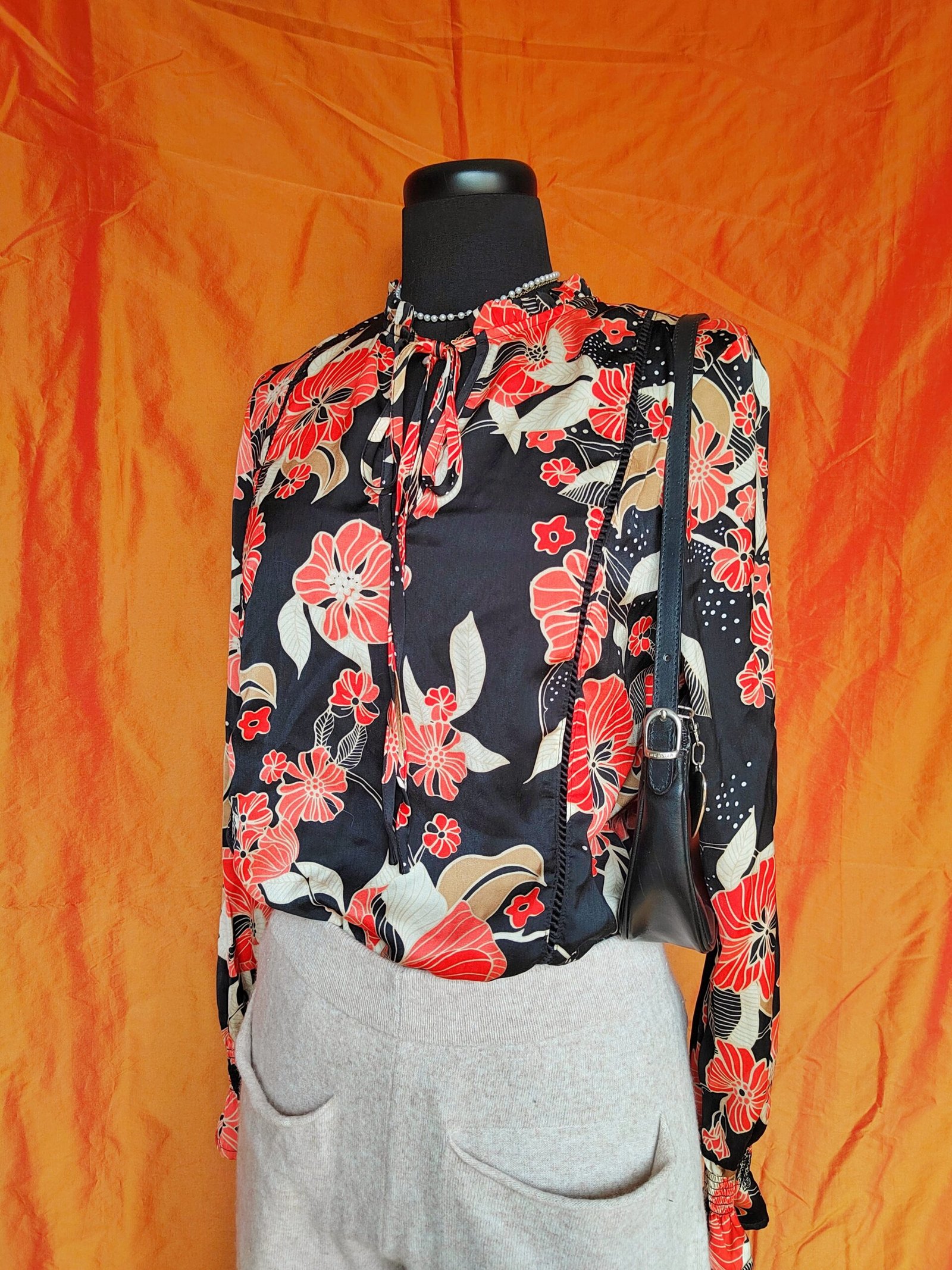 Chemisier à fleurs rouge, beige et noir - T38