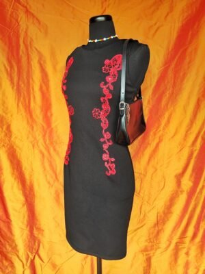 Robe noire dentelle rouge - T36