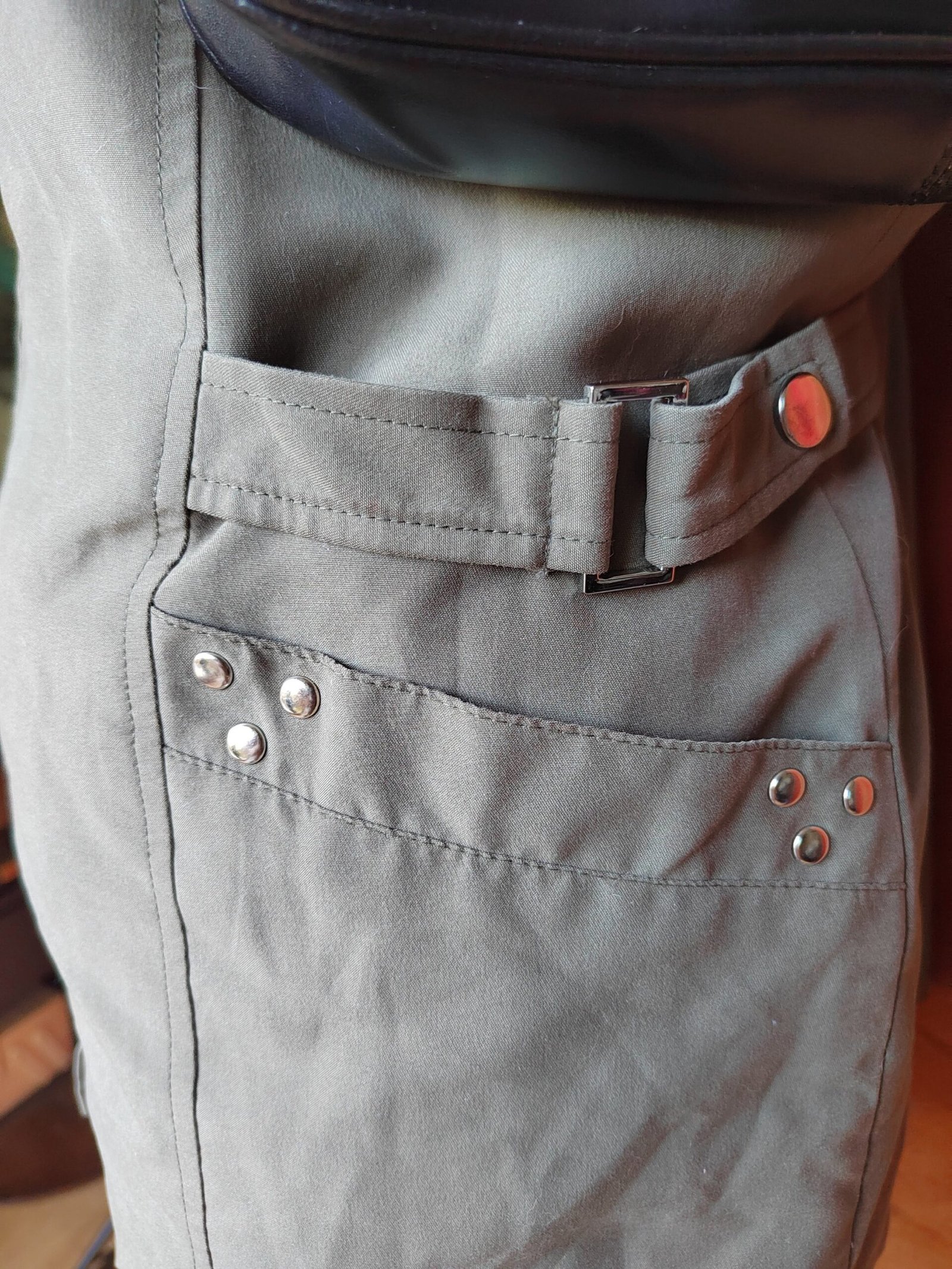 Veste sans-manches kaki upcyclée - T44/46 – Image 3