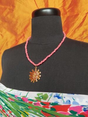 Collier corail avec pendentif fleur marron et doré
