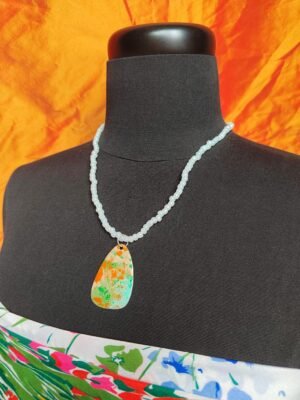 Collier bleu pastel avec pendentif émaillé double face