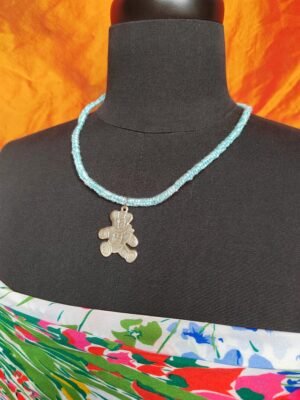 Collier tressé bleu avec pendentif ourson