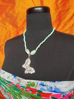Collier en perles bleu pastel avec pierres assorties et pendentif papillon à strass