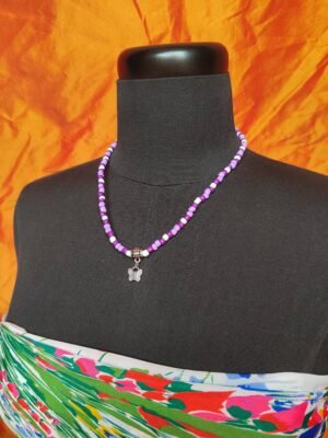 Collier violet avec petit pendentif papillon