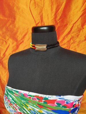 Collier ras le cou arc en ciel avec détail plumes