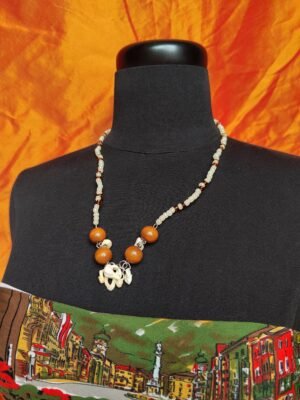 Collier crème et marron avec perles en bois et coquillages