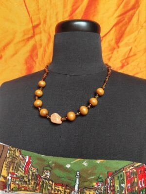 Collier marron avec perles en bois et pierre