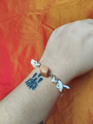 Bracelet en coquillages avec détail pierre et perles oranges