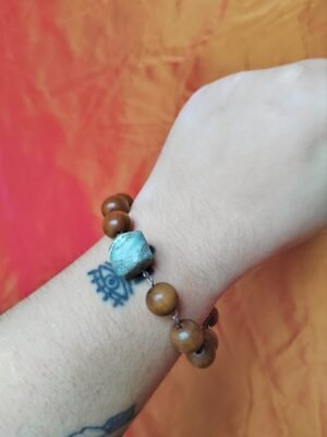 Bracelet marron en perles en bois avec détail pierre bleue