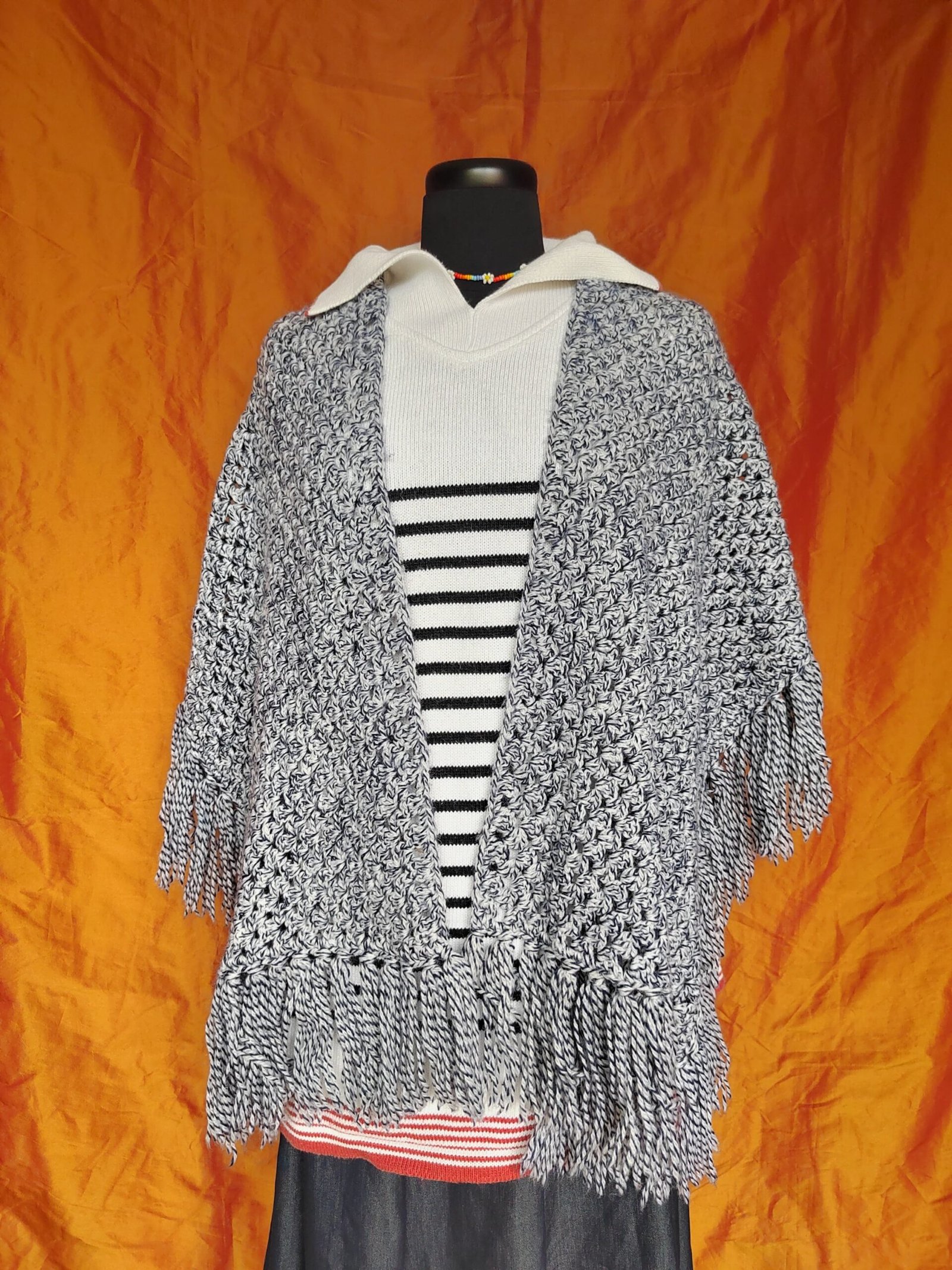 Châle bleu marine et blanc - TU – Image 3