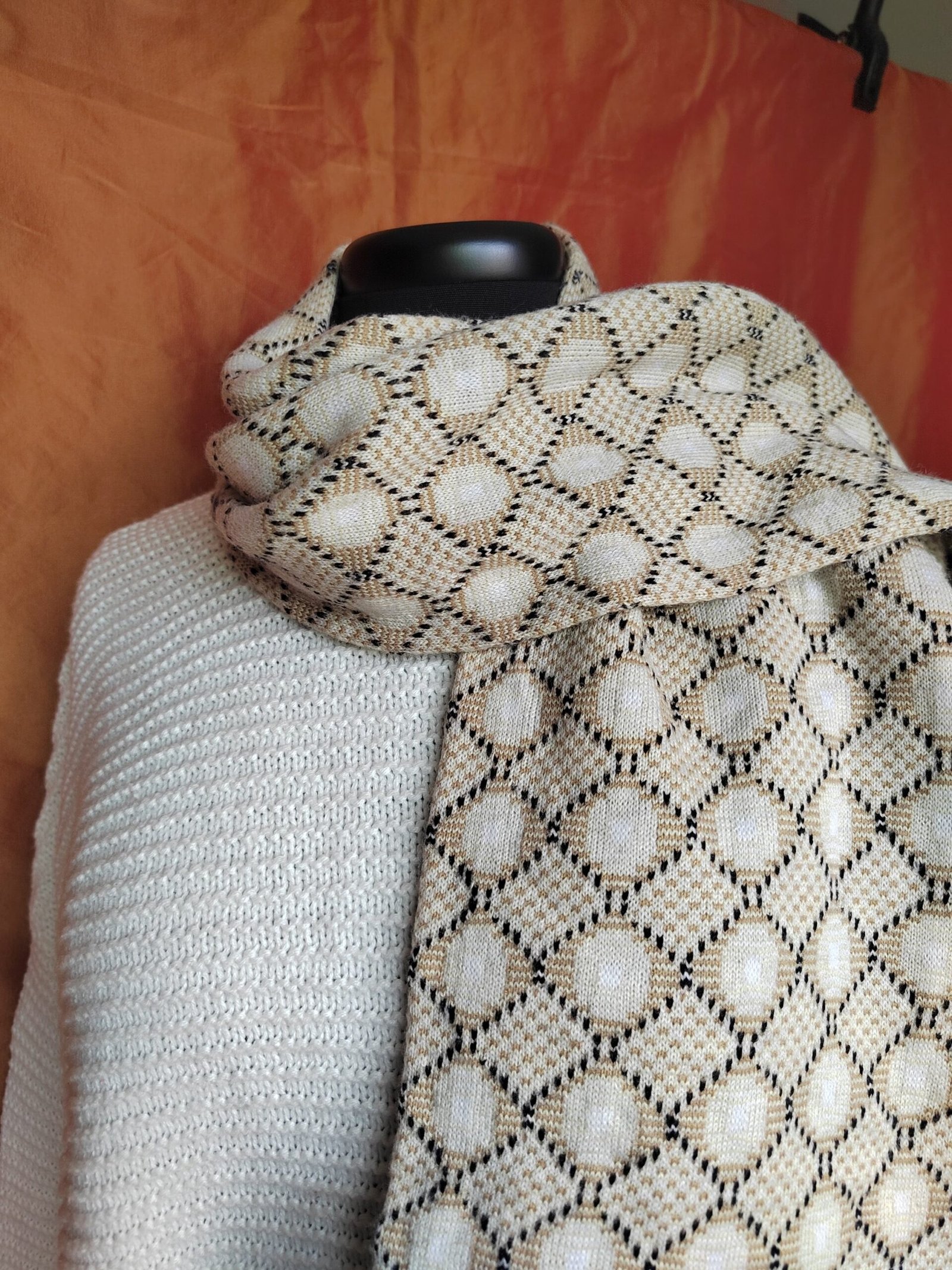 Écharpe à motifs beige – Image 4