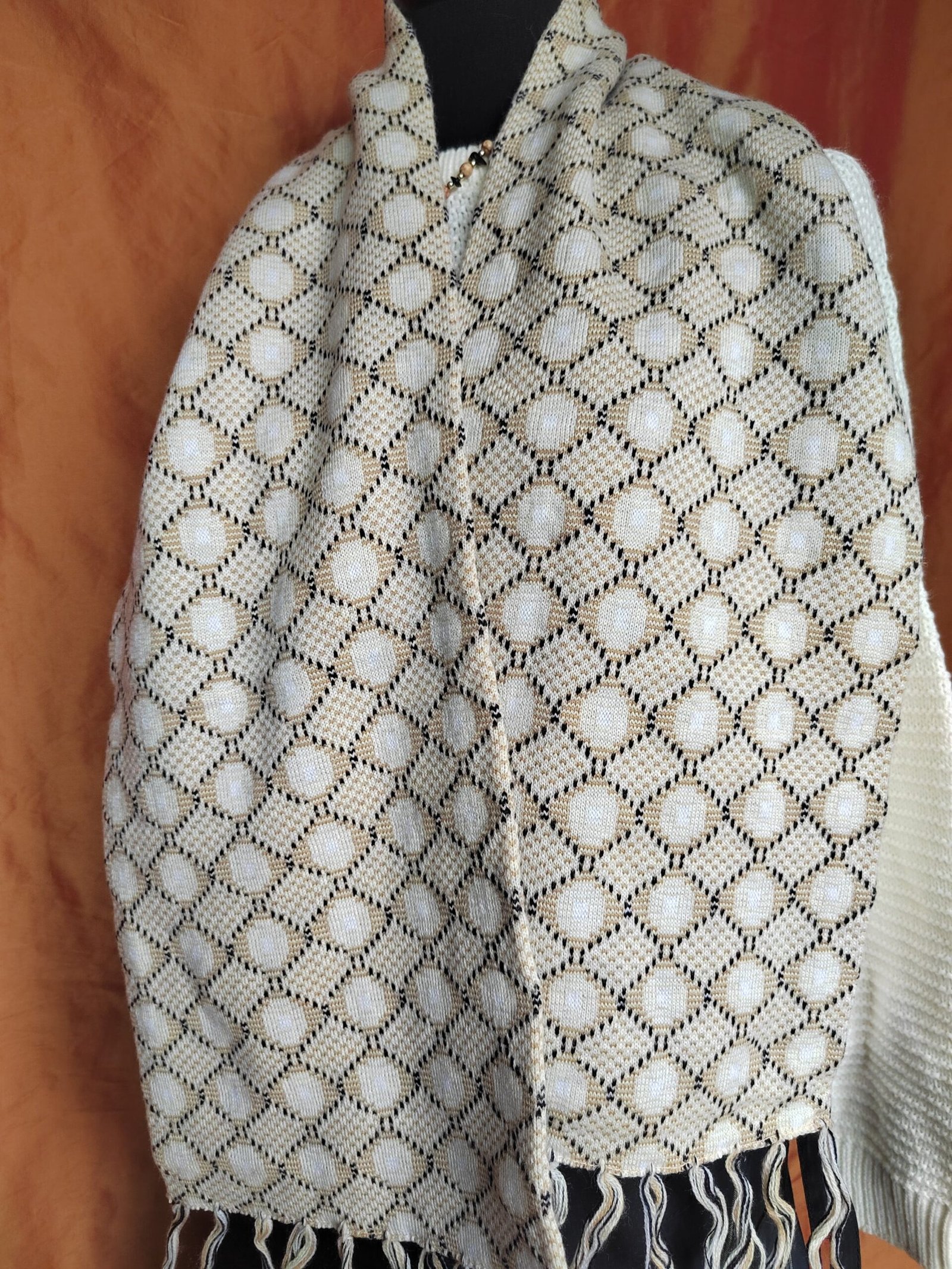 Écharpe à motifs beige – Image 2