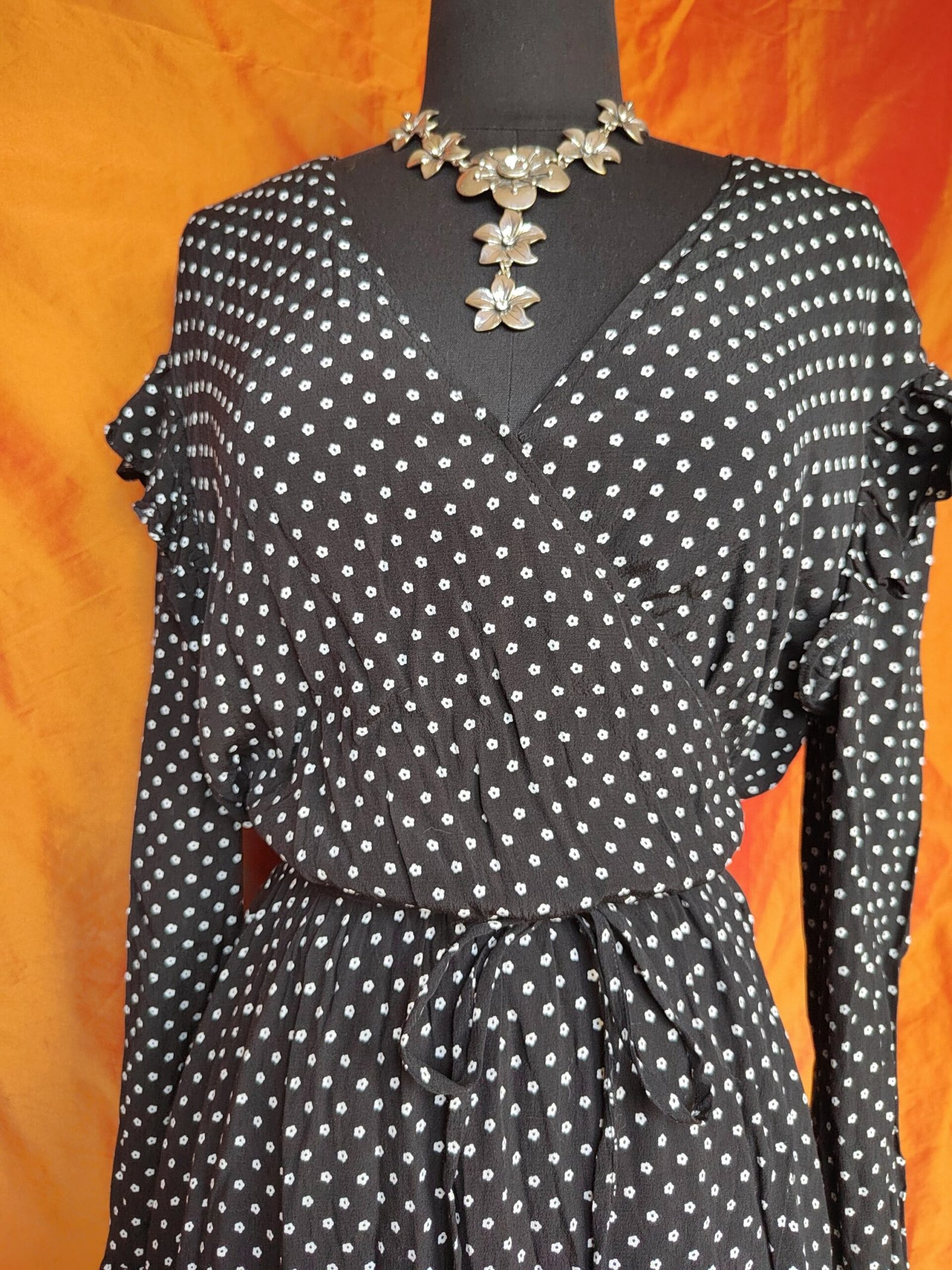 Robe noire à fleurs blanches - T42 – Image 9
