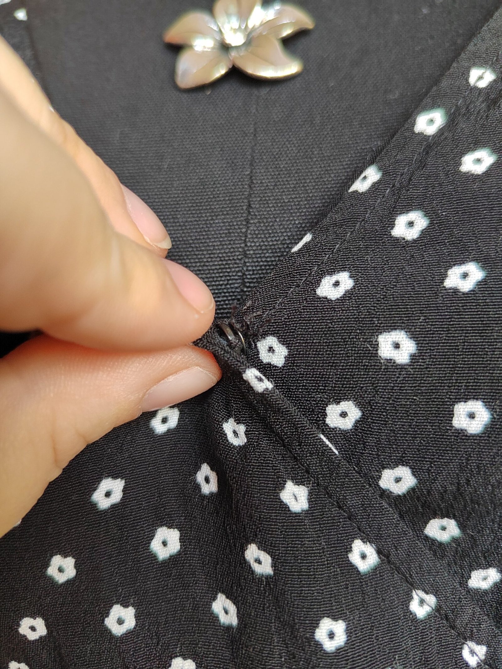 Robe noire à fleurs blanches - T42 – Image 5